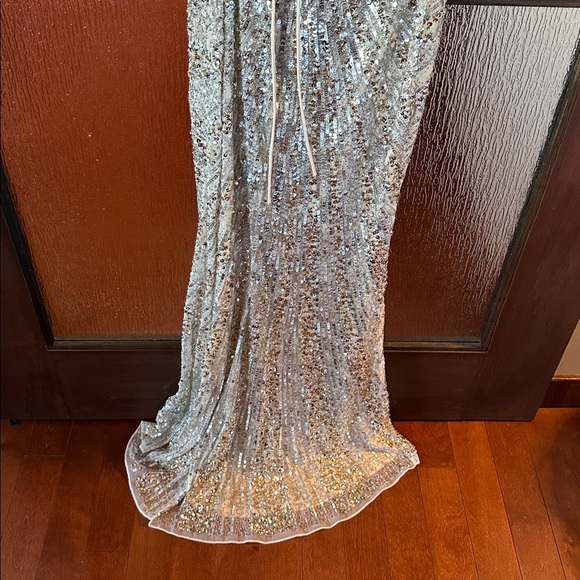 MAC DUGGAL
Silver Sequined One Shoulder Draped Lace Up Gown size 8 NWT - Picture 11 of 12